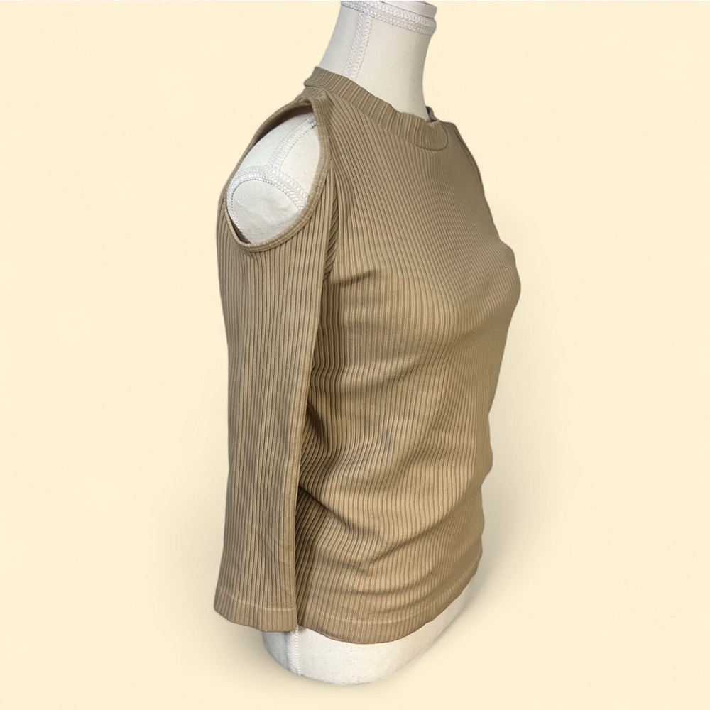 Active Basic Tan Ribbed Cold Shoulder Top‎ M/L - Picture 3 of 4